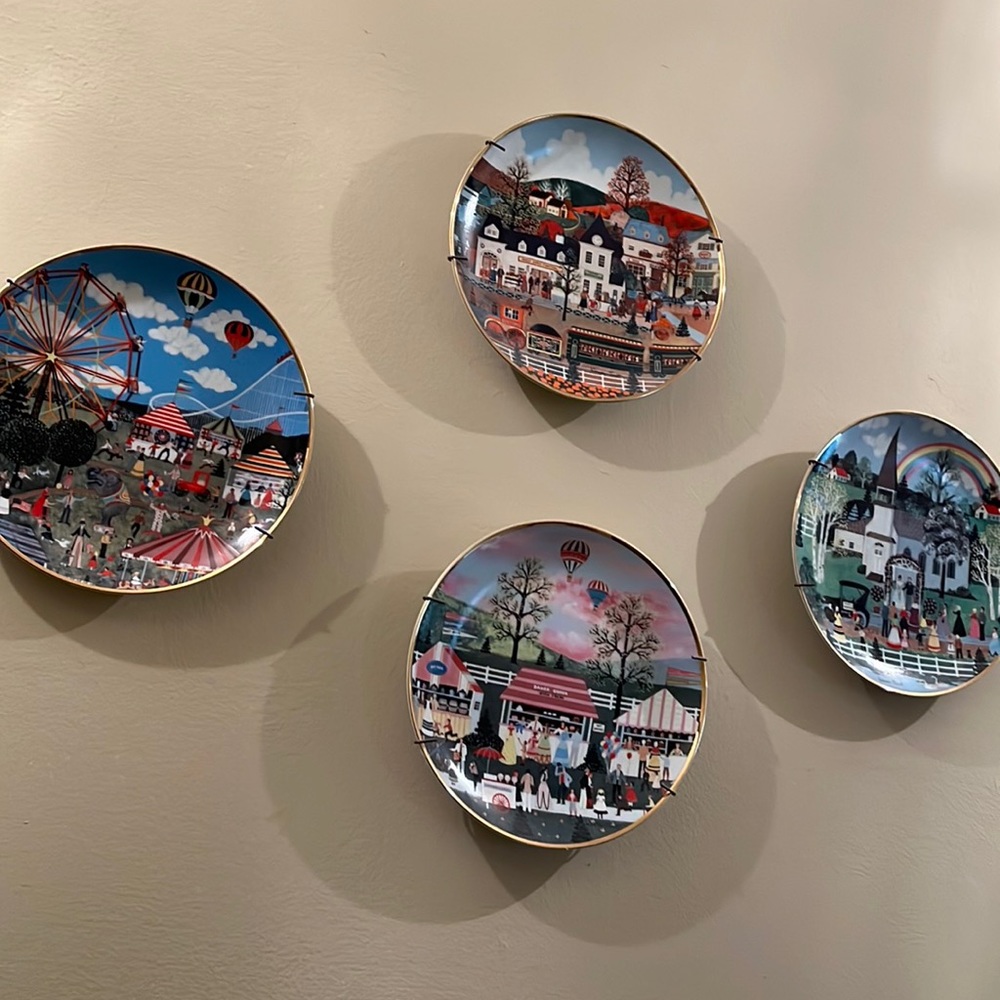 American folk art collection by Wooster Scott, 4 plates with wallhangers